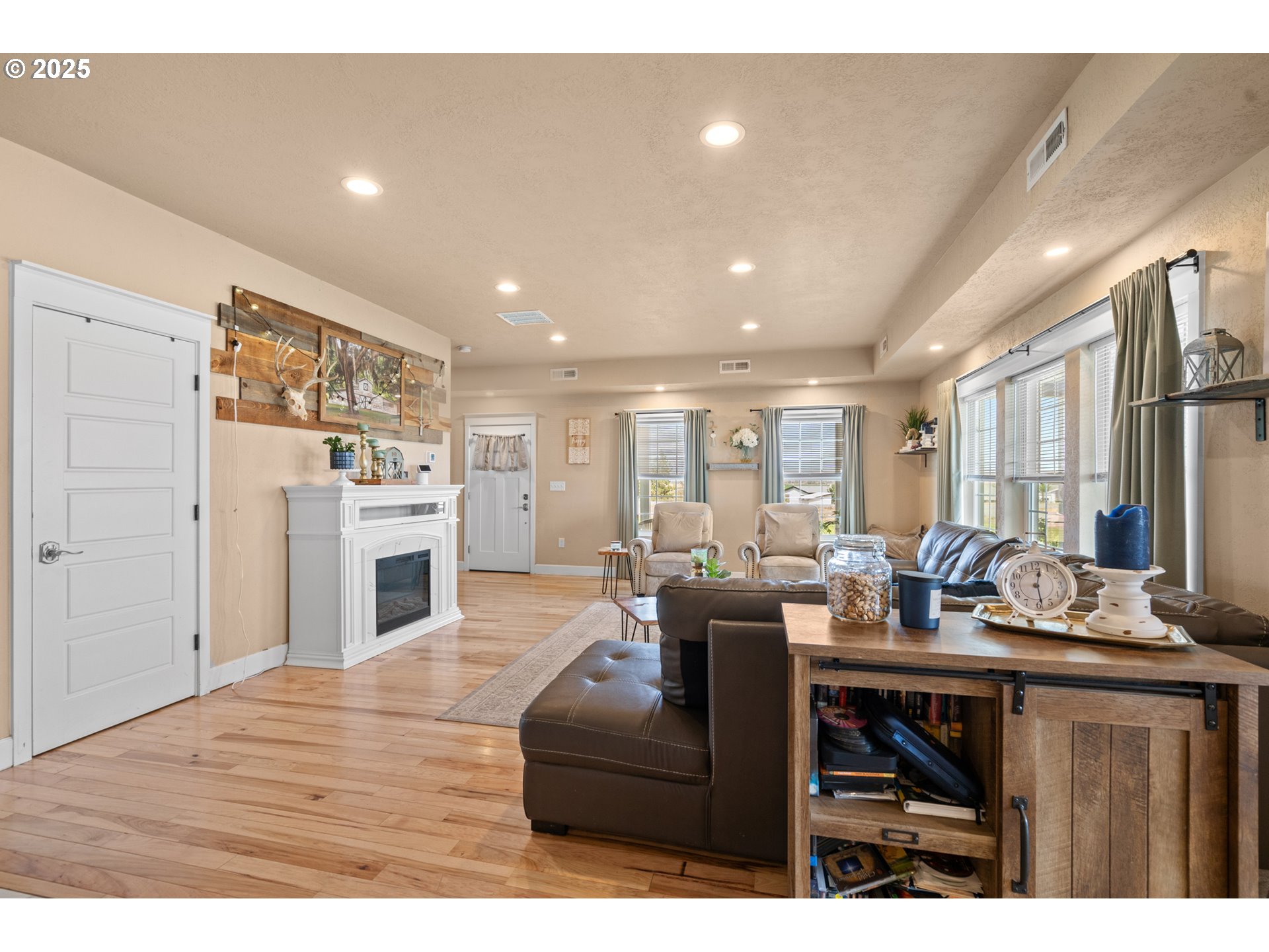 31946 Sun Rdg Lane Hermiston, OR 97838 - Photo 11 of 36 a living room with furniture kitchen view and a fireplace