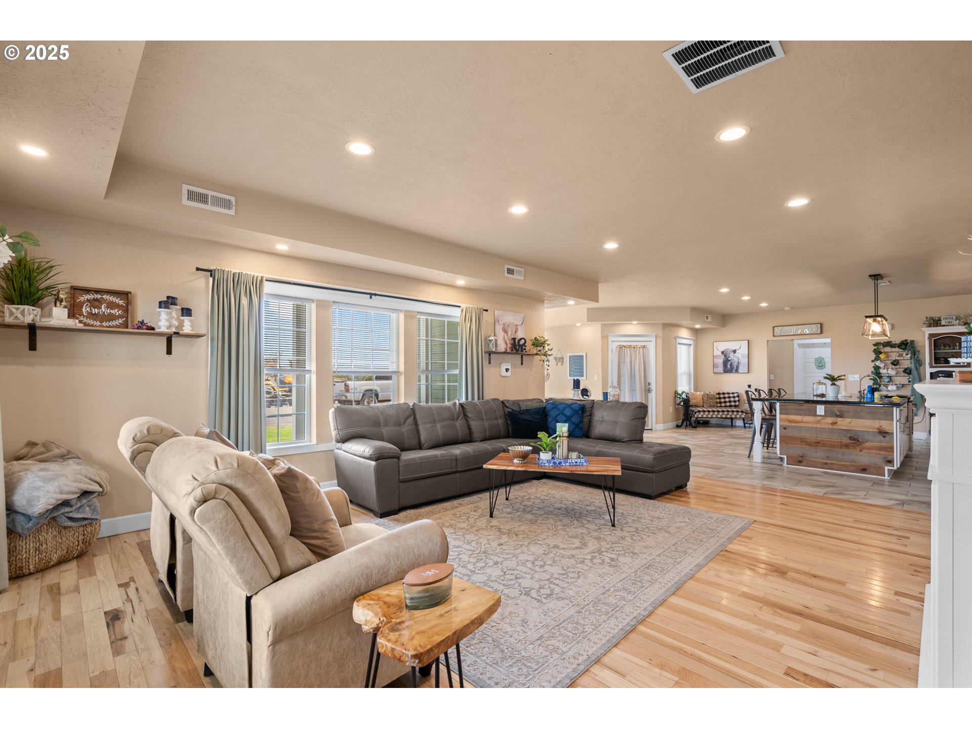 31946 Sun Rdg Lane Hermiston, OR 97838 - Photo 12 of 36 a living room with furniture