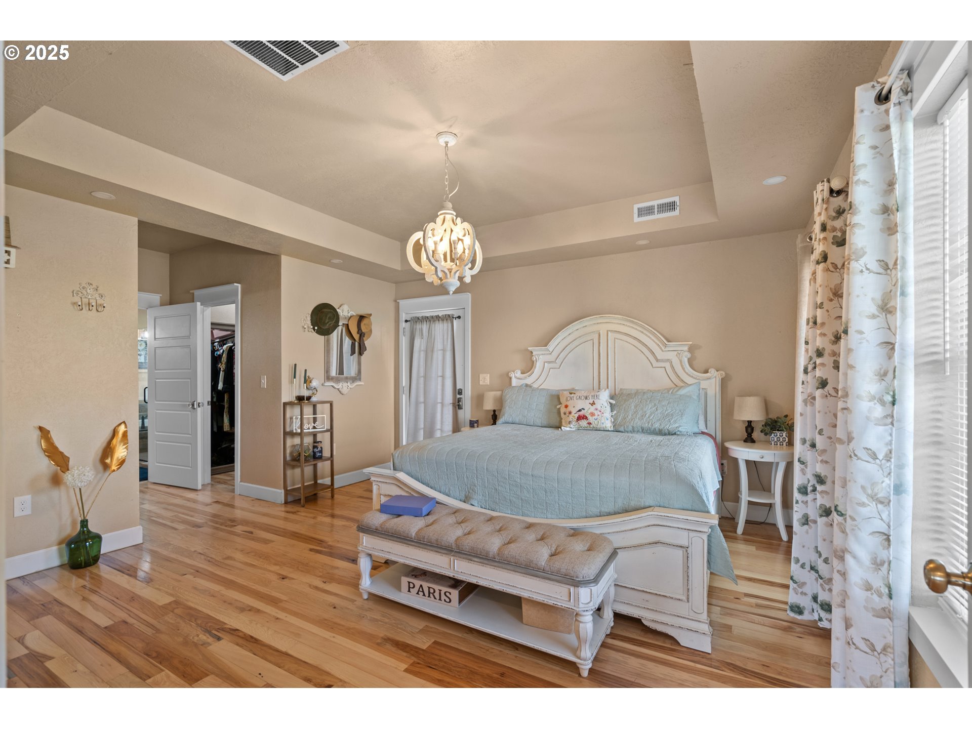 31946 Sun Rdg Lane Hermiston, OR 97838 - Photo 13 of 36 a living room with a table chairs and a chandelier