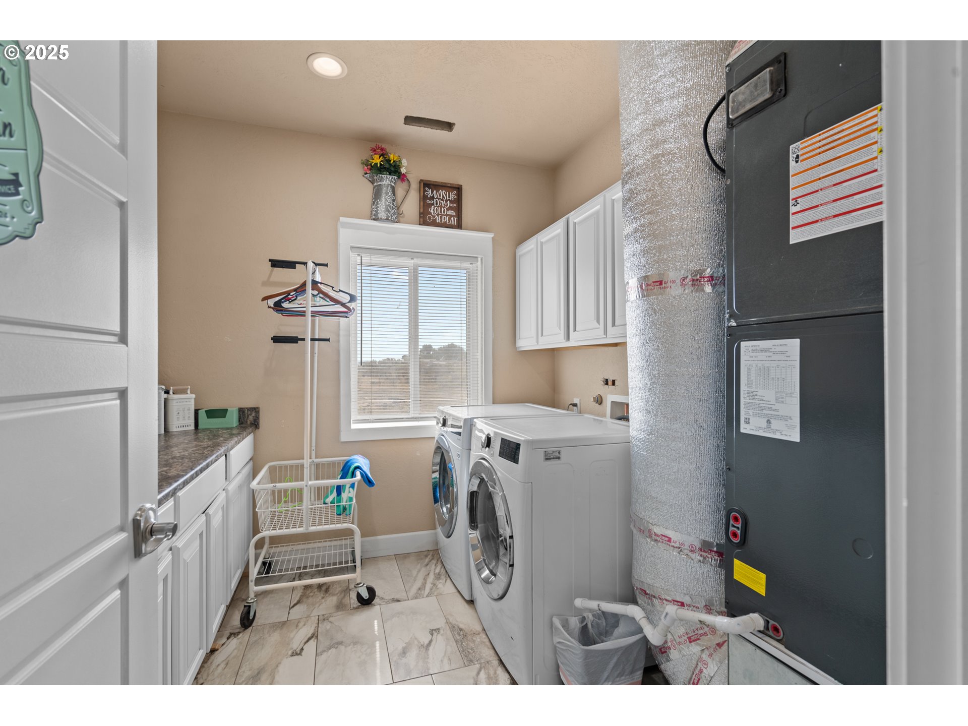 31946 Sun Rdg Lane Hermiston, OR 97838 - Photo 18 of 36 a utility room with sink dryer and washer
