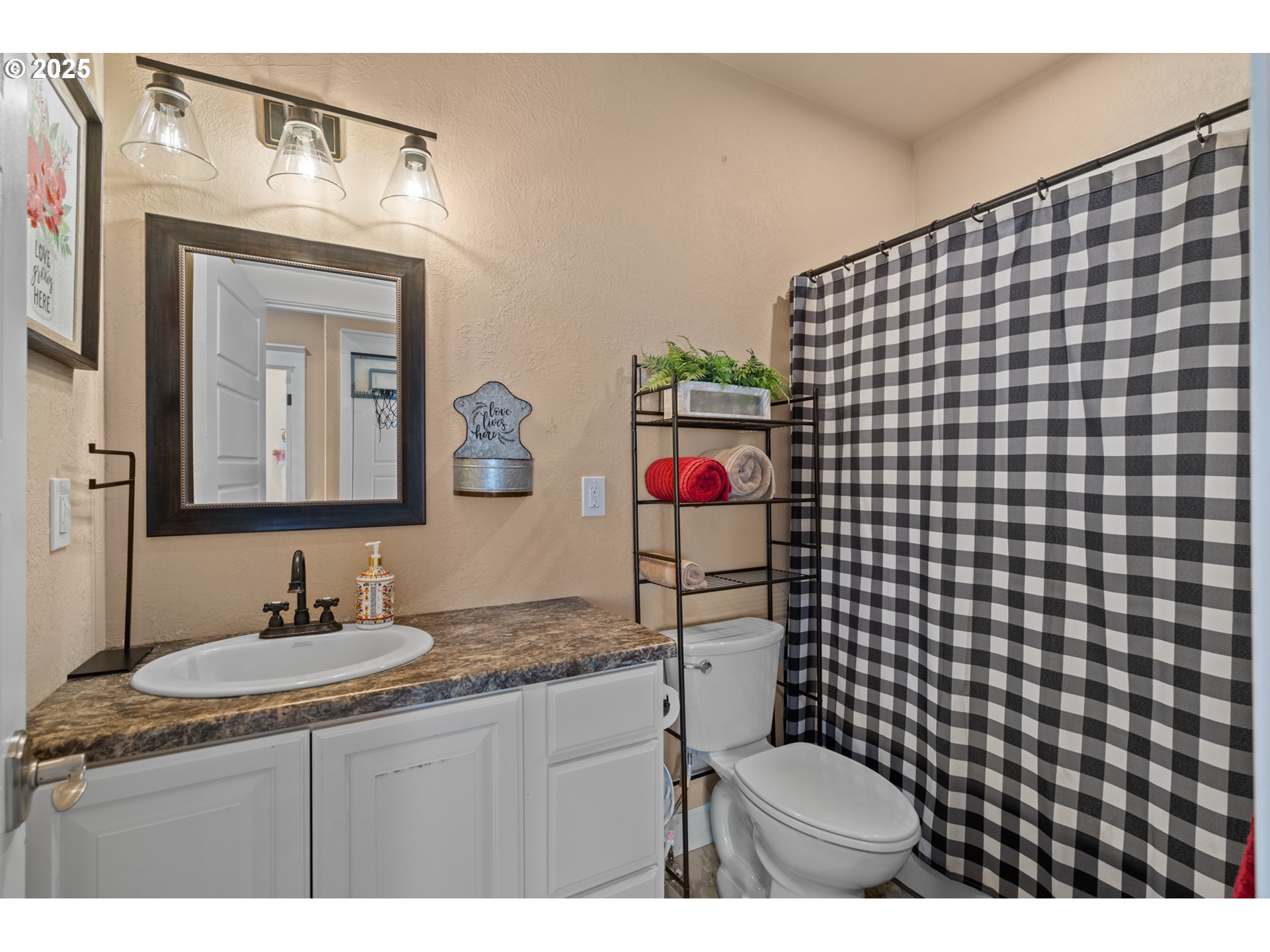 31946 Sun Rdg Lane Hermiston, OR 97838 - Photo 19 of 36 a bathroom with a granite countertop sink and a mirror