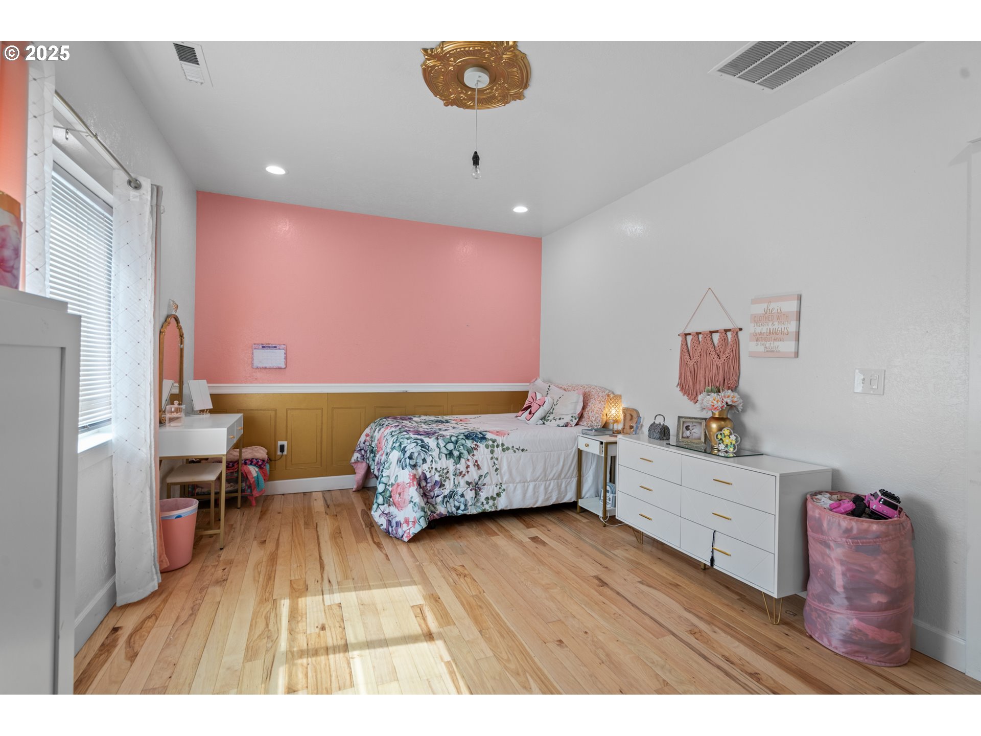 31946 Sun Rdg Lane Hermiston, OR 97838 - Photo 20 of 36 a bedroom with a bed and wooden floor