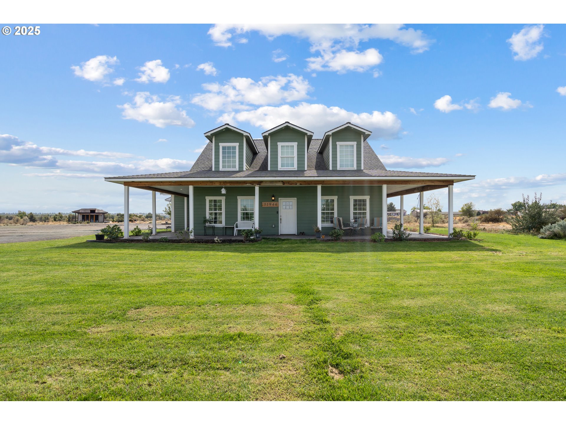 31946 Sun Rdg Lane Hermiston, OR 97838 - Photo 2 of 36 a front view of a house with a garden