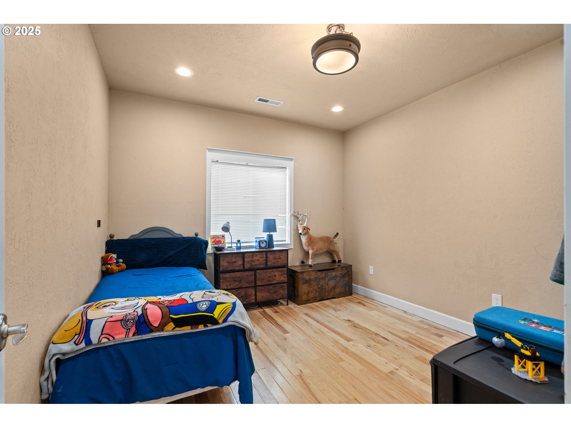 31946 Sun Rdg Lane Hermiston, OR 97838 - Photo 21 of 36 a bedroom with furniture and a window