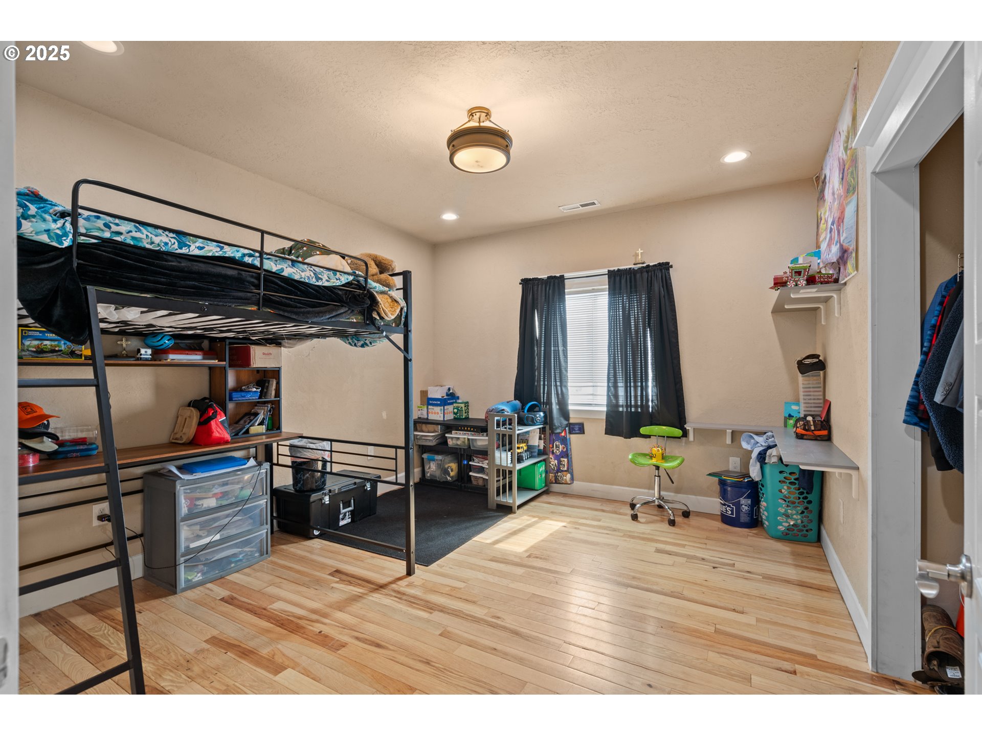 31946 Sun Rdg Lane Hermiston, OR 97838 - Photo 22 of 36 a room with furniture and a flat screen tv