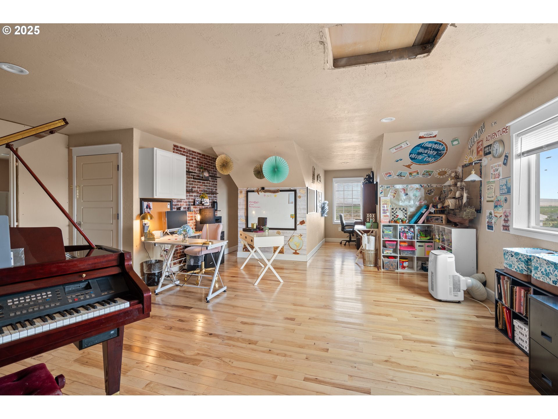 31946 Sun Rdg Lane Hermiston, OR 97838 - Photo 23 of 36 a living room with lots of furniture and wooden floor
