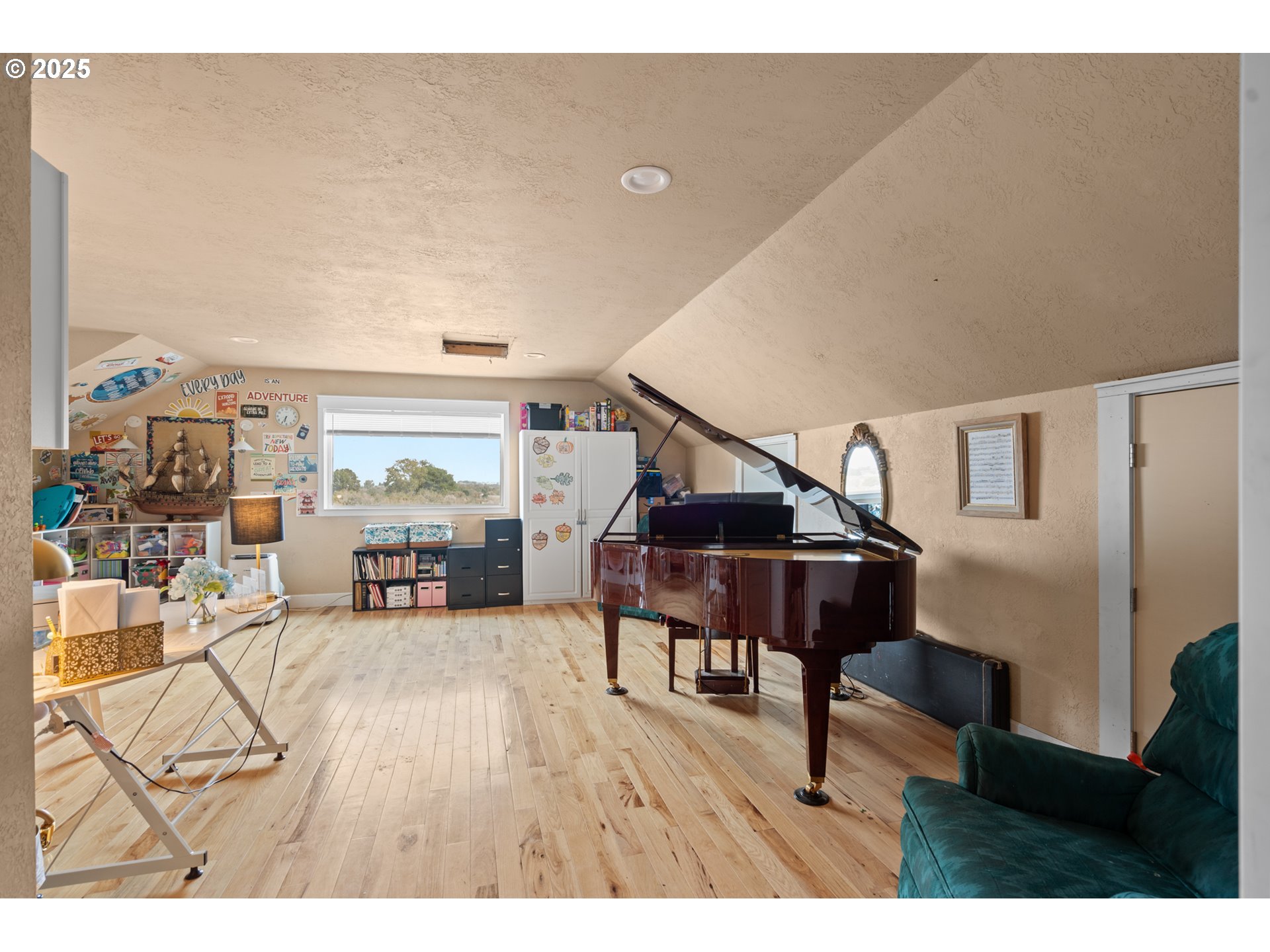 31946 Sun Rdg Lane Hermiston, OR 97838 - Photo 24 of 36 a living room with furniture a wooden floor and a potted plant