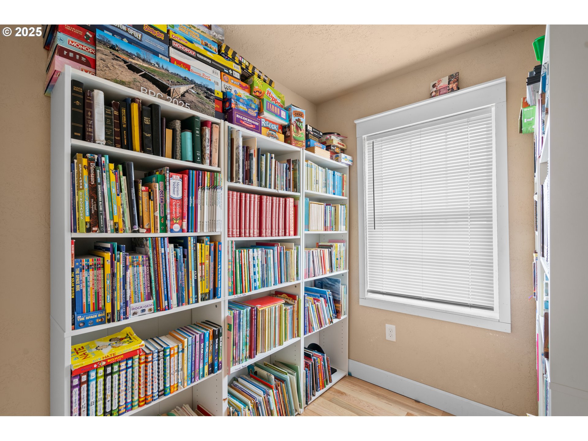 31946 Sun Rdg Lane Hermiston, OR 97838 - Photo 25 of 36 a book shelf with books and book shelf