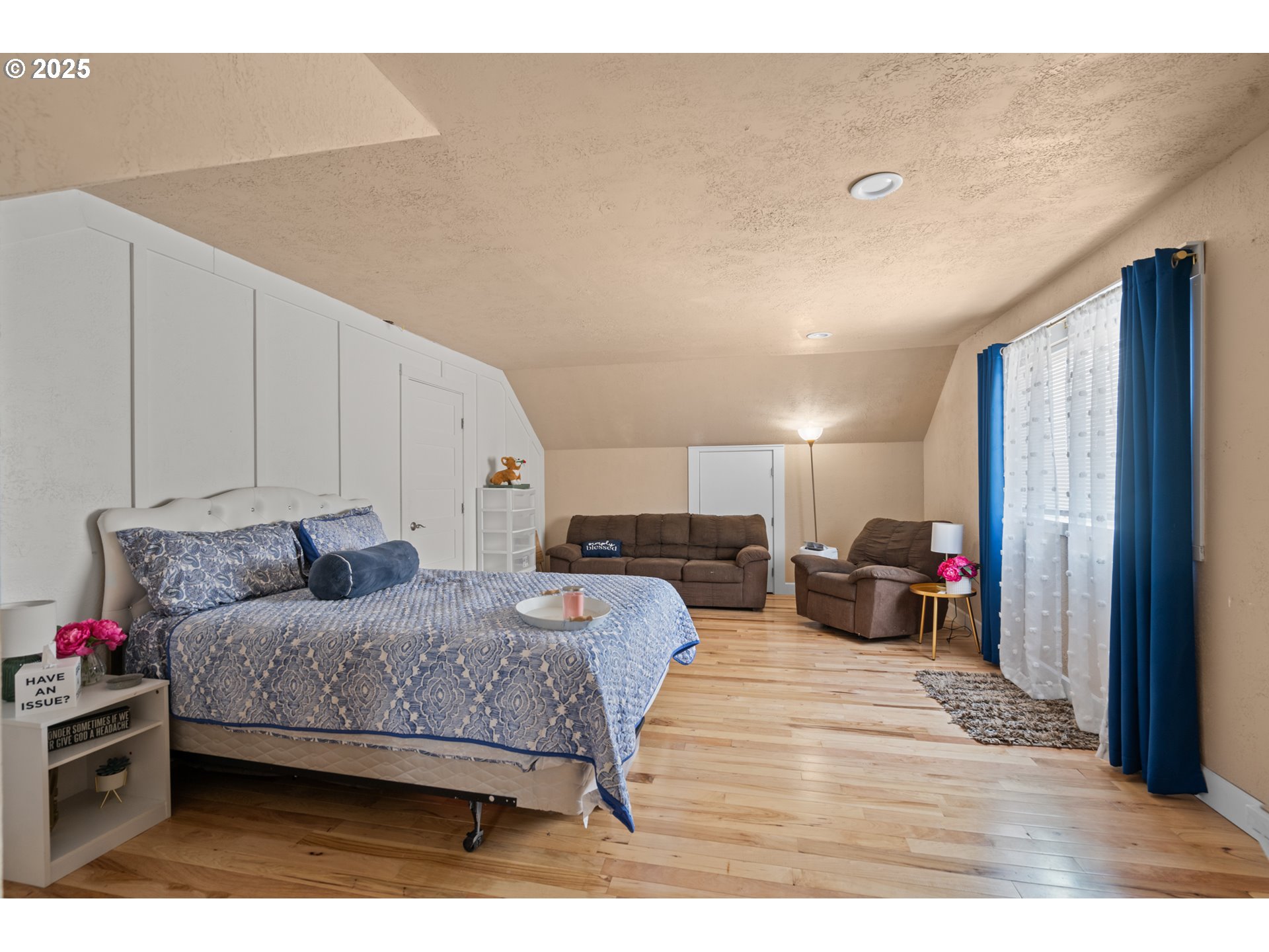 31946 Sun Rdg Lane Hermiston, OR 97838 - Photo 26 of 36 a living room with furniture and a couch