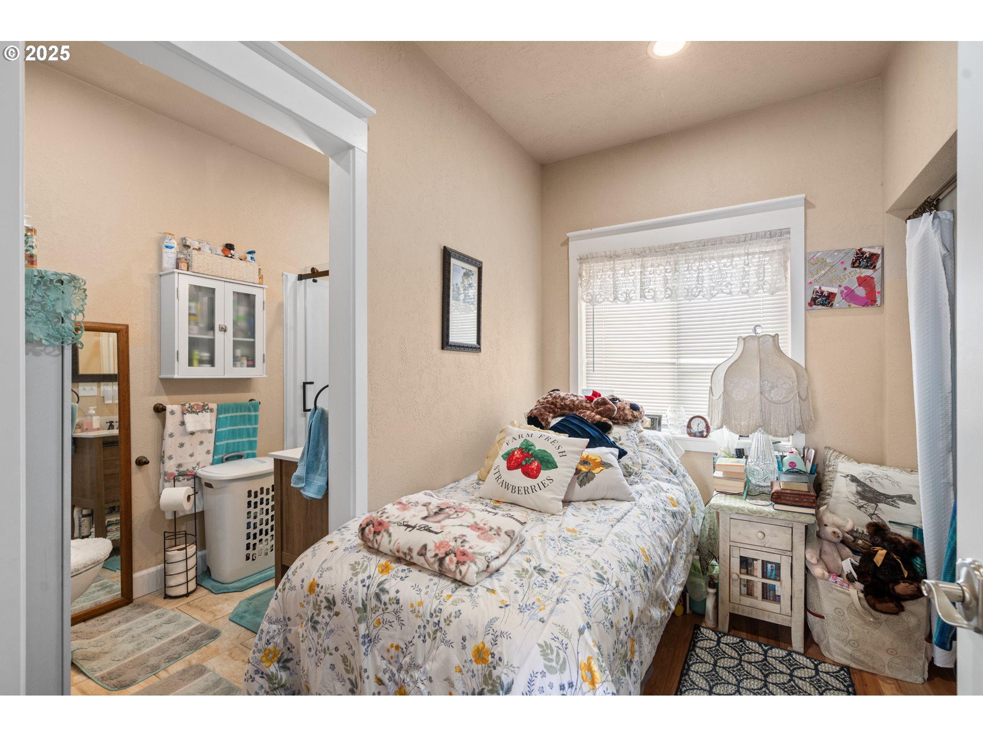 31946 Sun Rdg Lane Hermiston, OR 97838 - Photo 27 of 36 a bedroom with a bed and a window