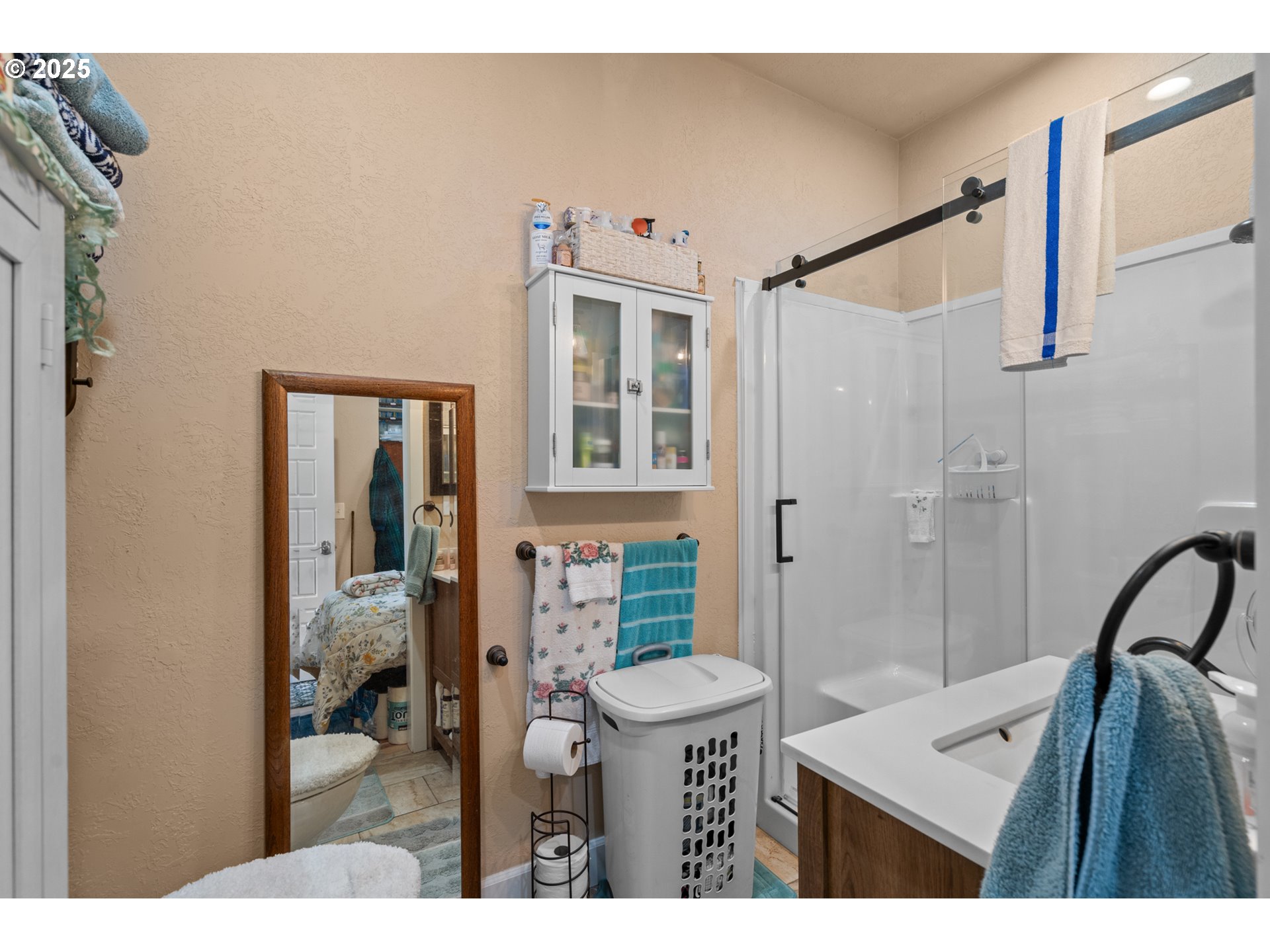 31946 Sun Rdg Lane Hermiston, OR 97838 - Photo 28 of 36 a bathroom with a sink a toilet and shower