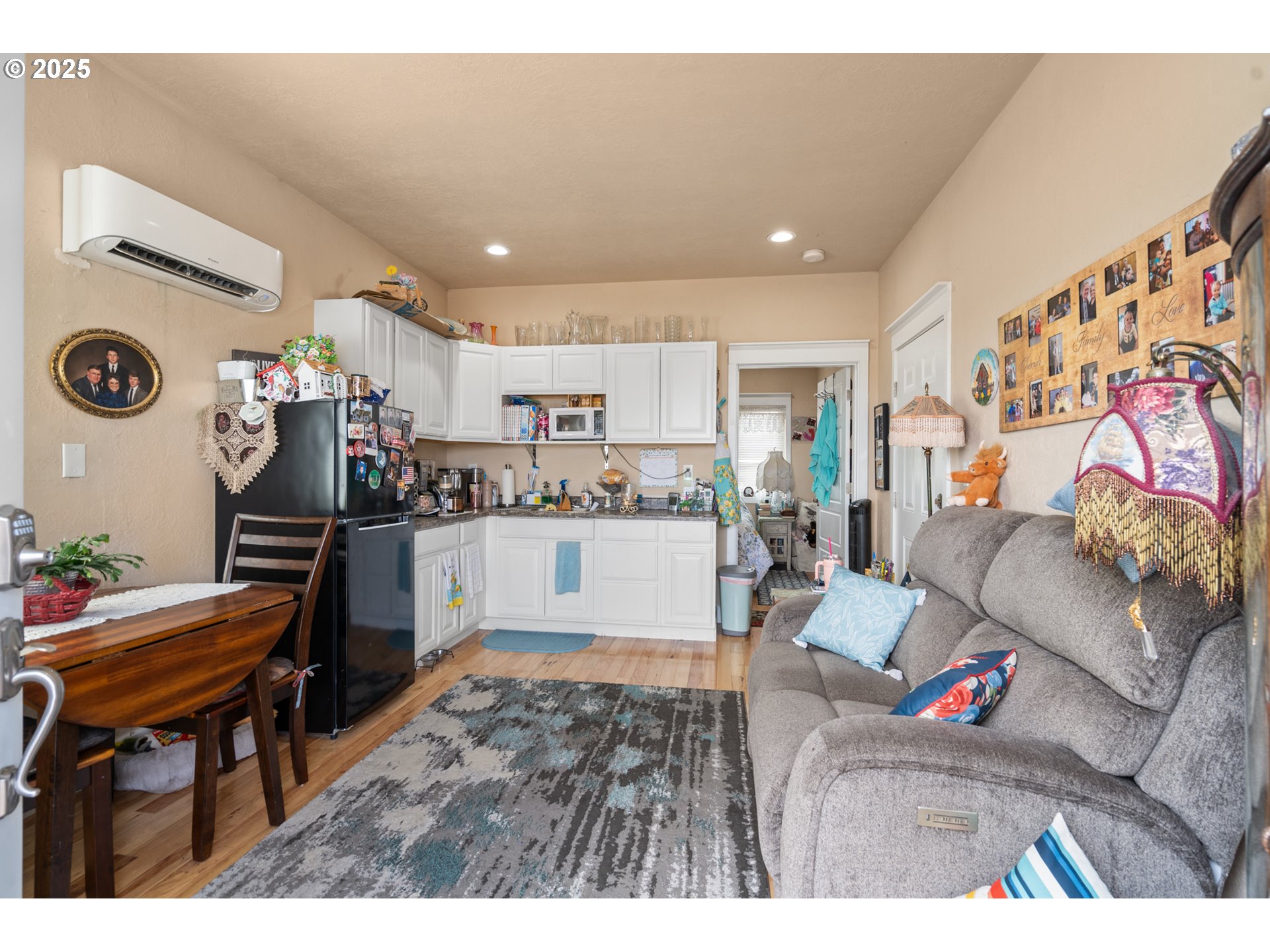 31946 Sun Rdg Lane Hermiston, OR 97838 - Photo 29 of 36 a living room with furniture and kitchen view