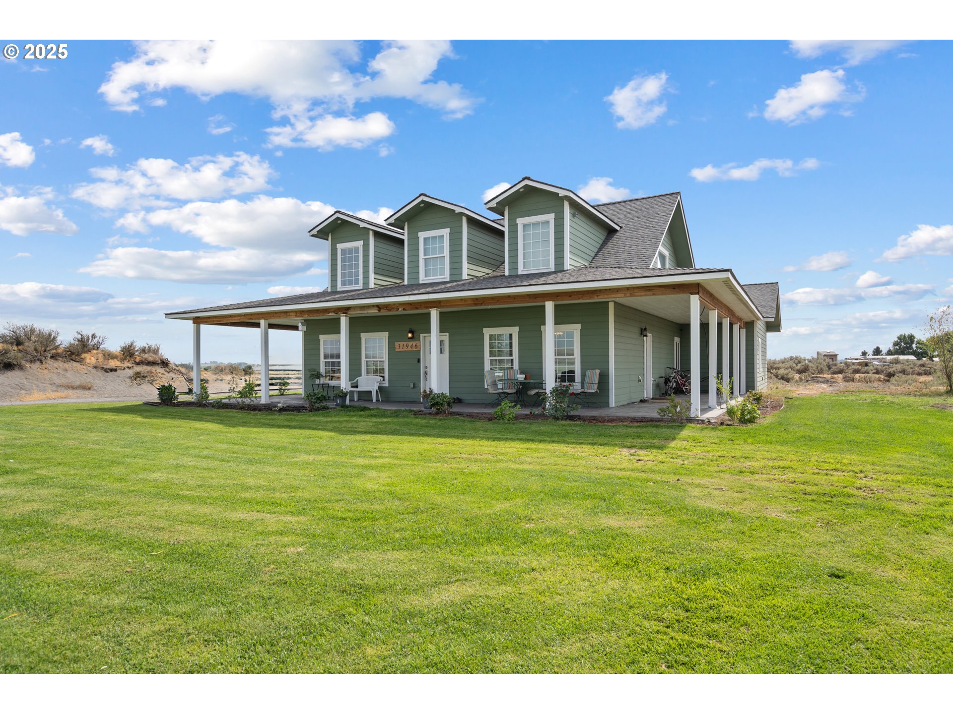 31946 Sun Rdg Lane Hermiston, OR 97838 - Photo 33 of 36 a front view of a house with a garden