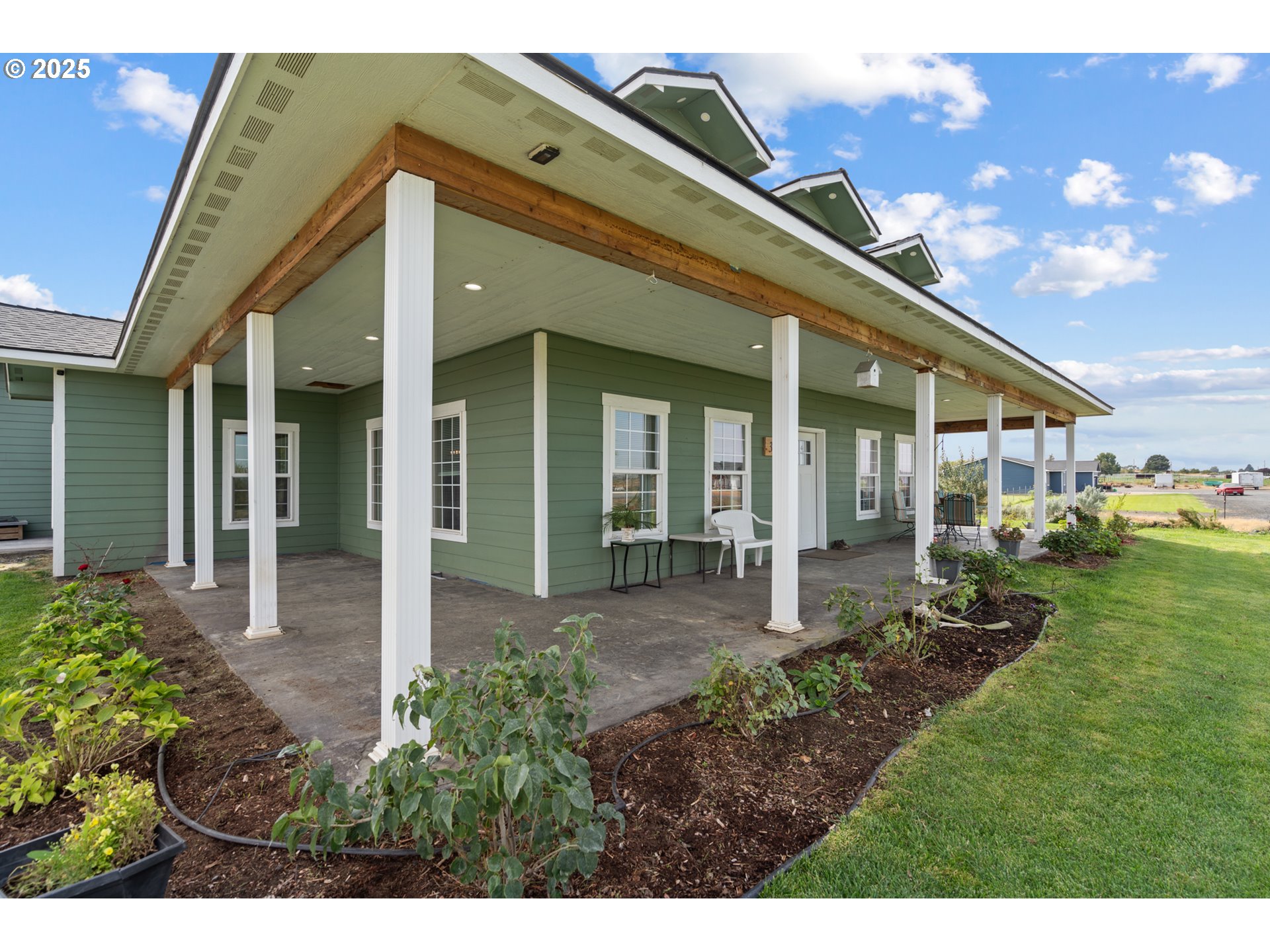 31946 Sun Rdg Lane Hermiston, OR 97838 - Photo 4 of 36 a view of a house with garden