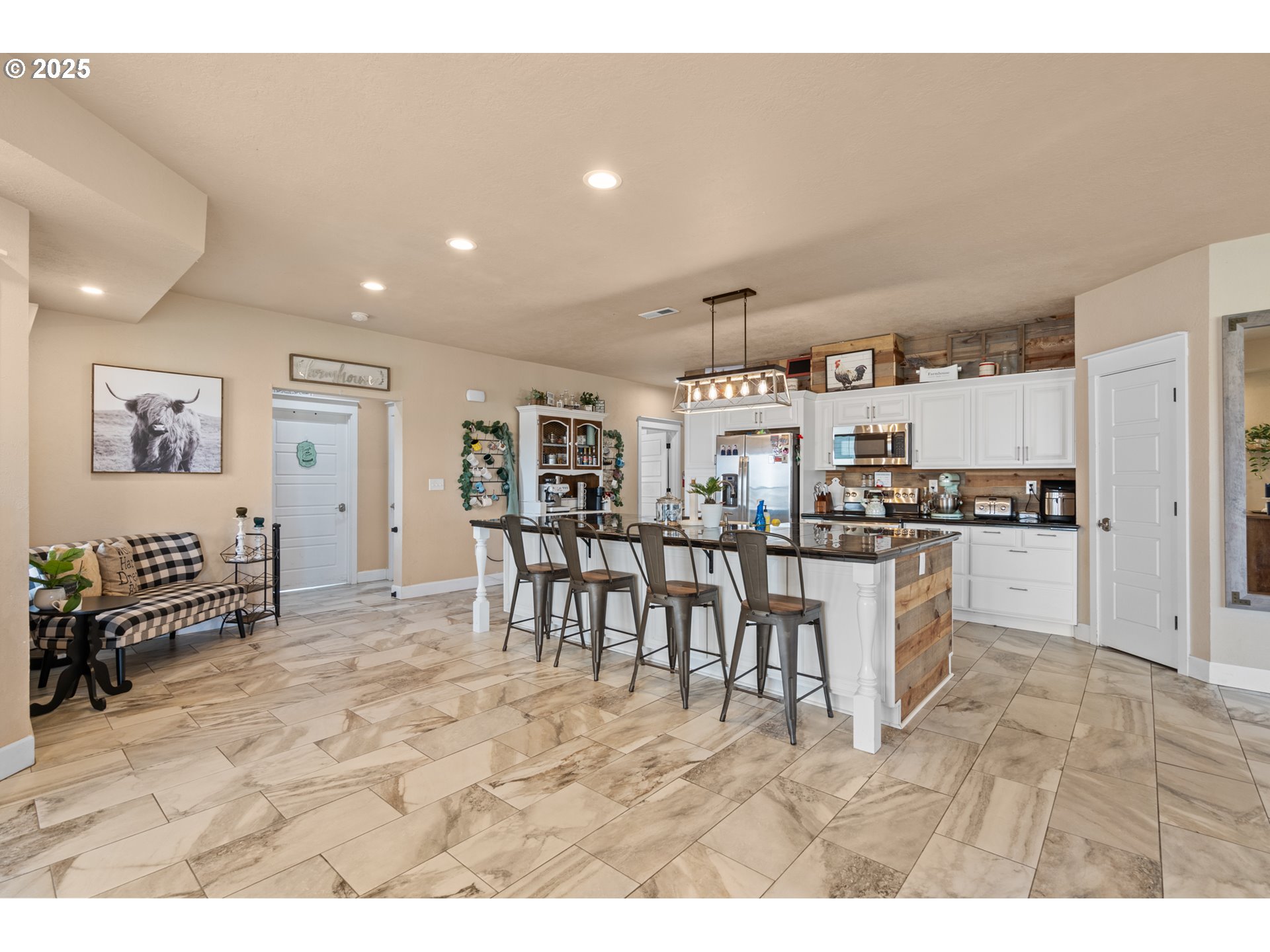 31946 Sun Rdg Lane Hermiston, OR 97838 - Photo 5 of 36 a living room with lots of furniture and kitchen view