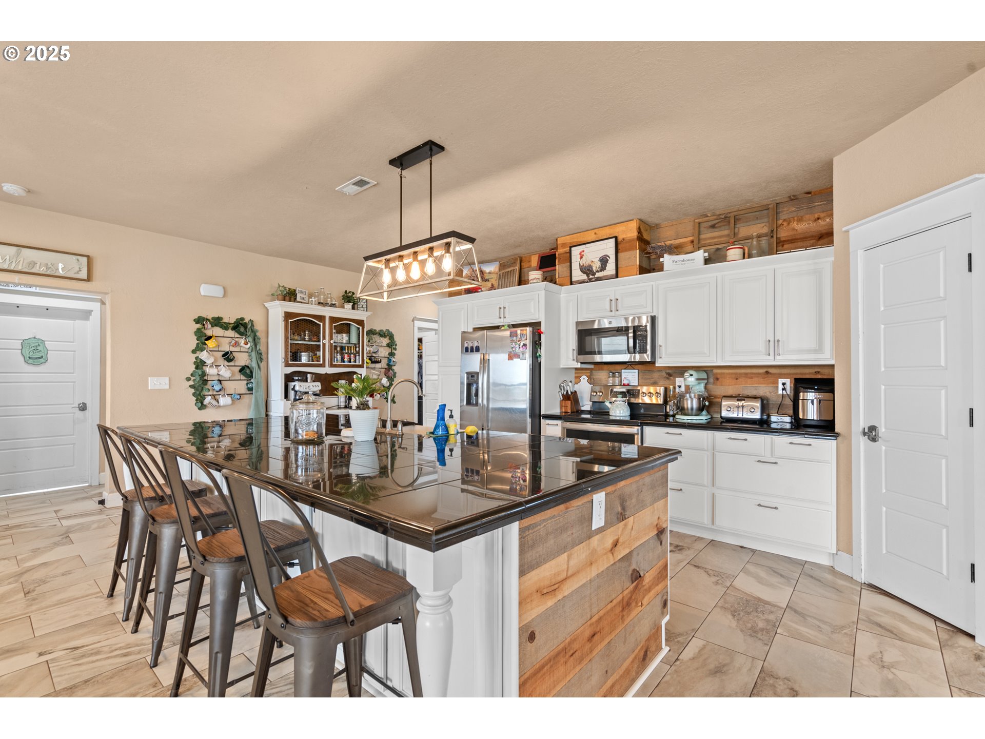 31946 Sun Rdg Lane Hermiston, OR 97838 - Photo 6 of 36 a kitchen with stainless steel appliances granite countertop a sink and a refrigerator