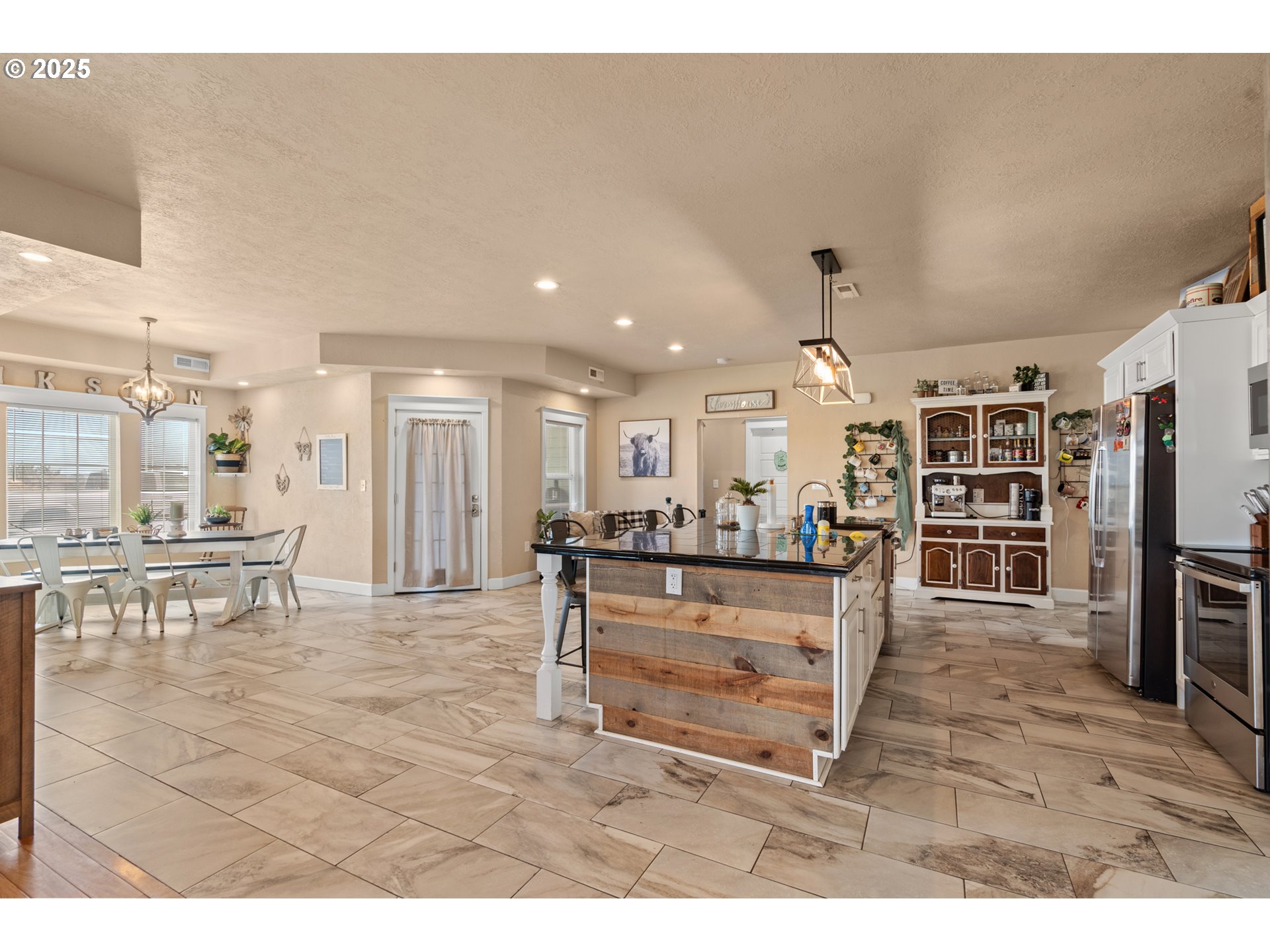31946 Sun Rdg Lane Hermiston, OR 97838 - Photo 7 of 36 a living room with lots of furniture and kitchen view