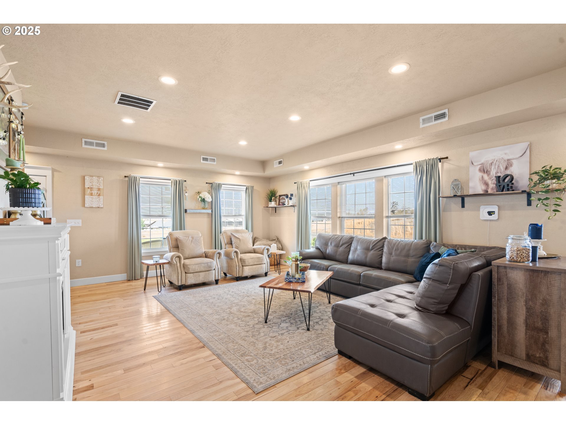 31946 Sun Rdg Lane Hermiston, OR 97838 - Photo 10 of 36 a living room with furniture