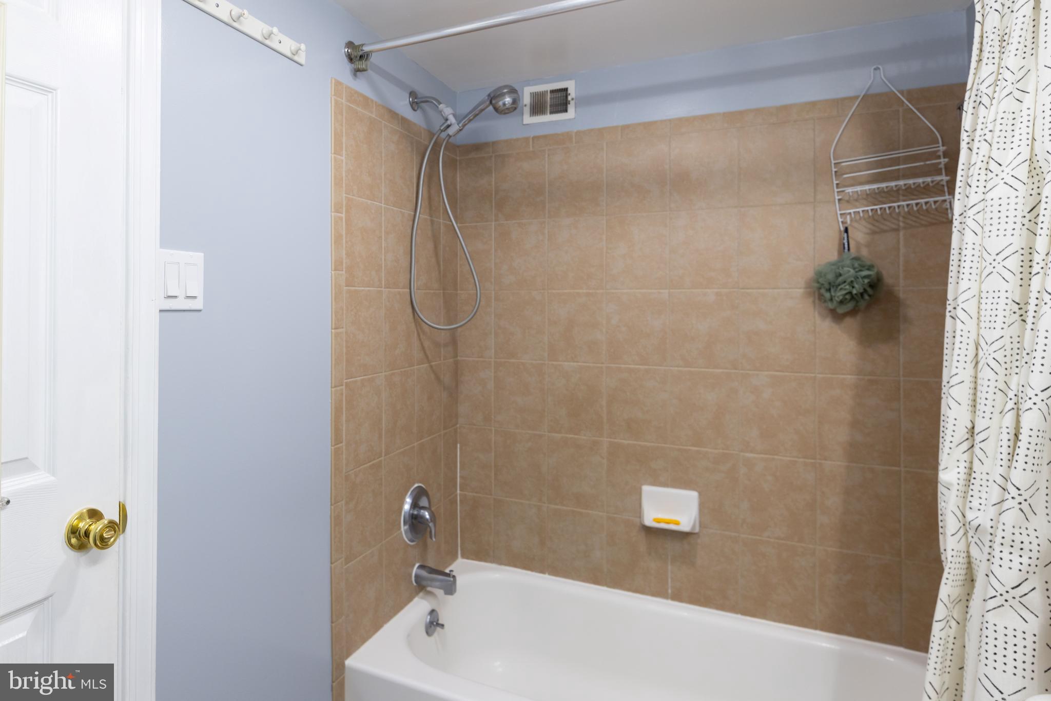 8830 Piney Branch Road, Unit 1207 Silver Spring, MD 20903 - Photo 15 of 38 a bathroom with a shower and tub
