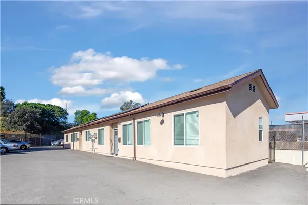 a view of a house with backyard