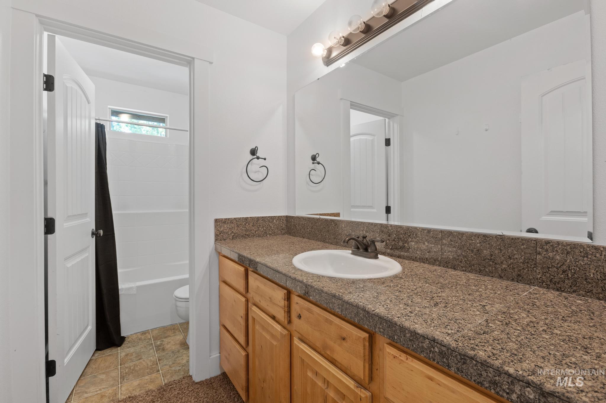 5271 West Morris Hill Road Boise, ID 83706 - Photo 23 of 31 Bathroom with vanity and shower / bath combo