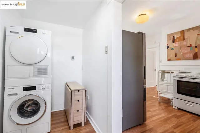 a view of a livingroom with washer and dryer