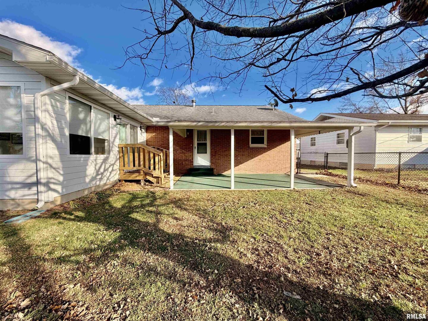 540 Meadowbrook Lane Centralia, IL 62801 - Photo 13 of 14 a front view of a house with garden