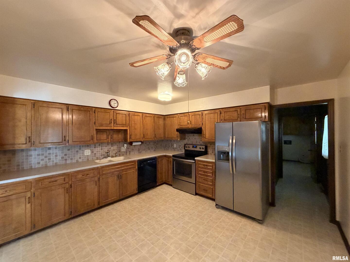 540 Meadowbrook Lane Centralia, IL 62801 - Photo 3 of 14 a kitchen with stainless steel appliances a sink cabinets and refrigerator