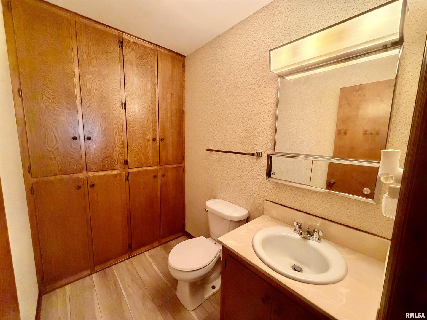 540 Meadowbrook Lane Centralia, IL 62801 - Photo 6 of 14 a bathroom with a sink a toilet and shower