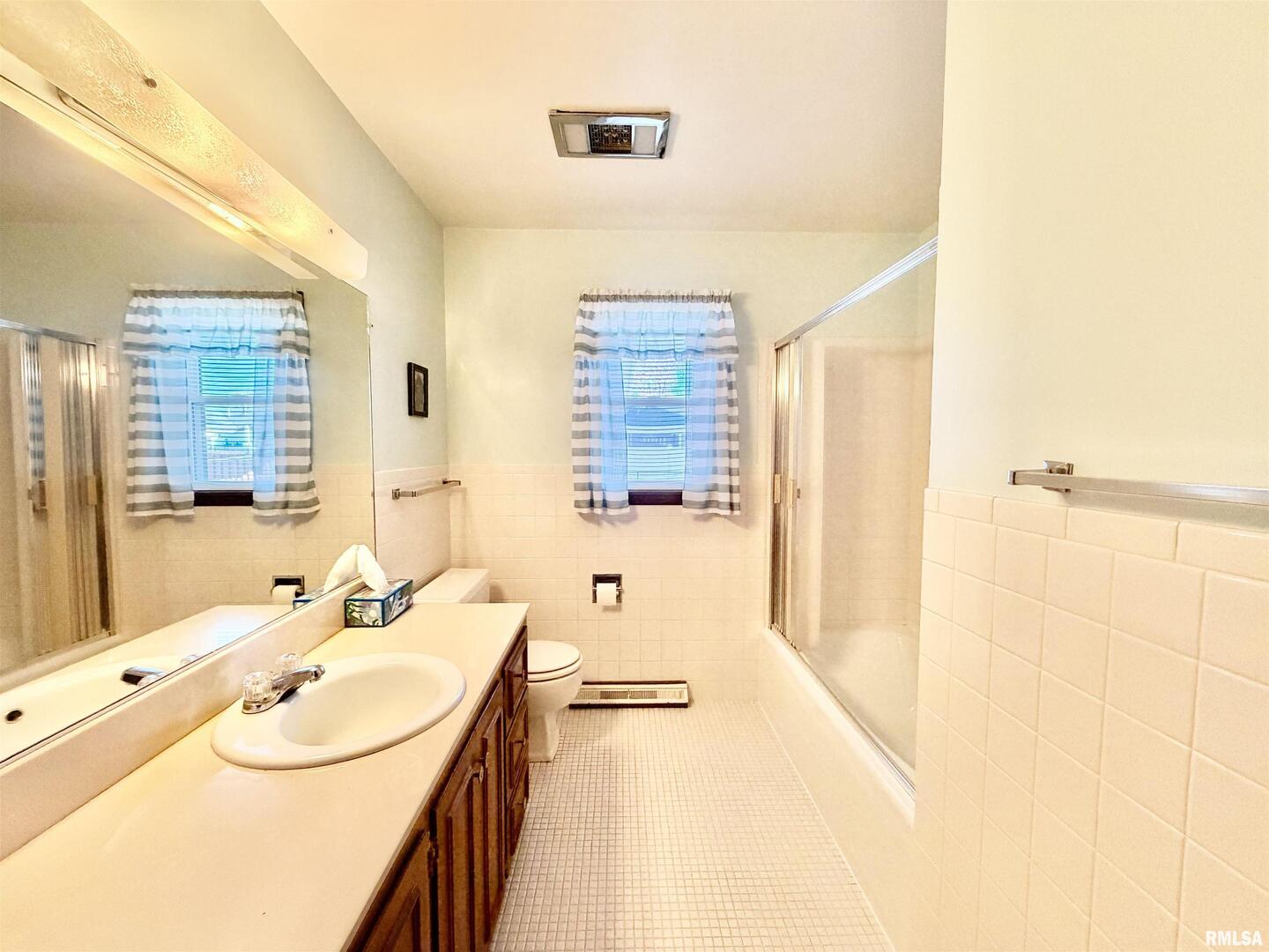 540 Meadowbrook Lane Centralia, IL 62801 - Photo 9 of 14 a spacious bathroom with a tub sink and mirror