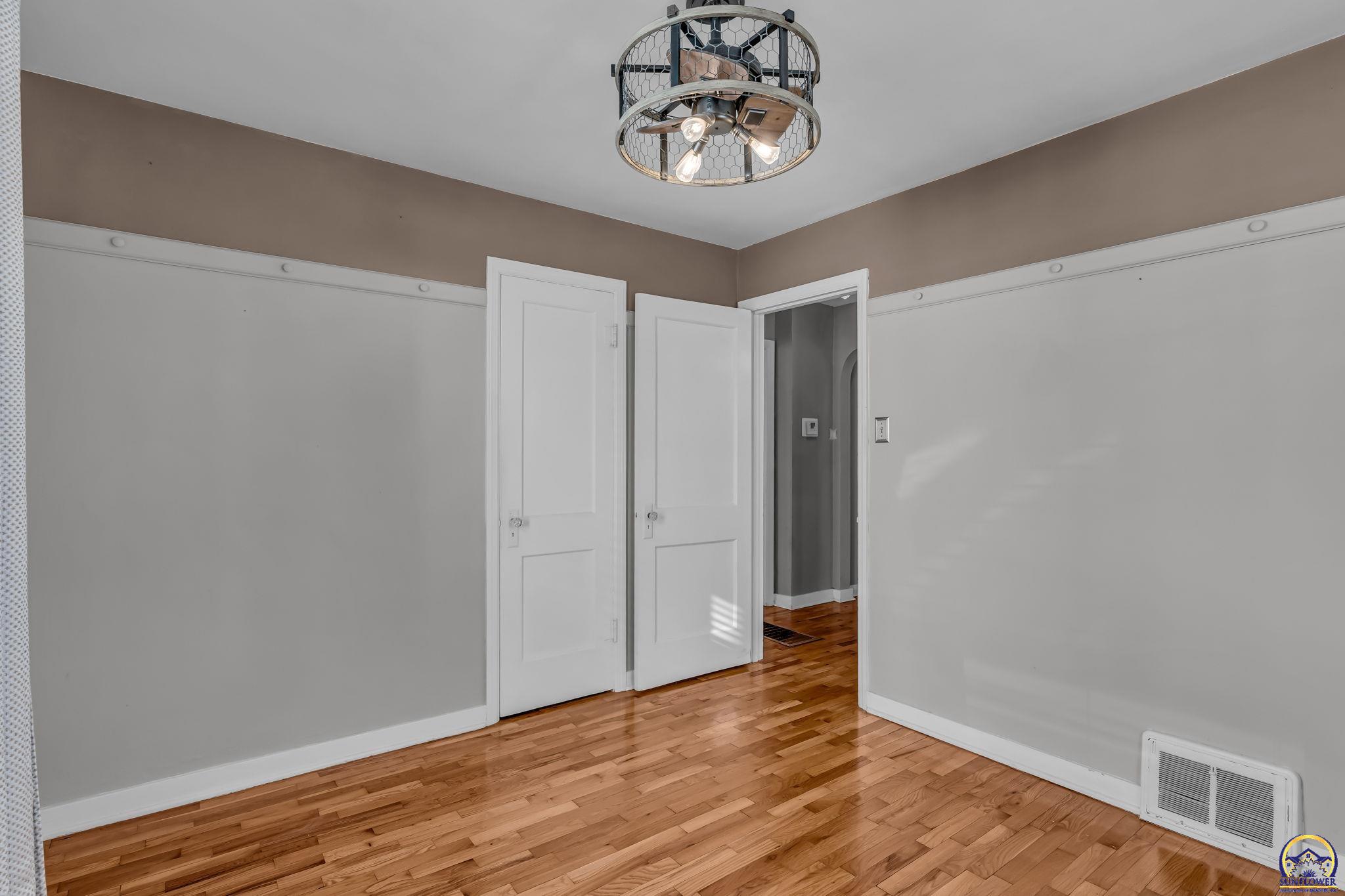 2011 Southwest High Avenue Topeka, KS 66604 - Photo 11 of 27