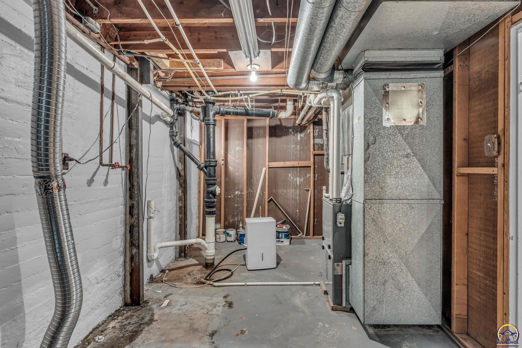 2011 Southwest High Avenue Topeka, KS 66604 - Photo 19 of 27