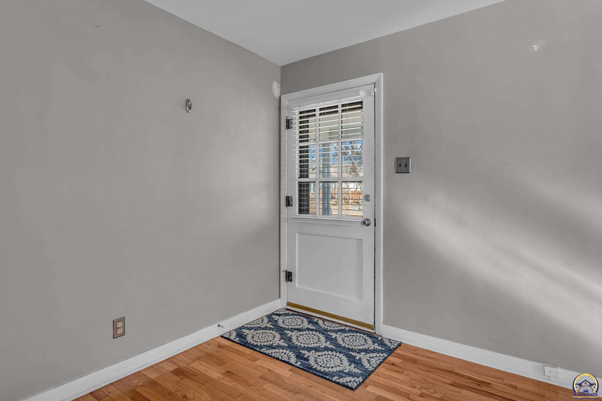 2011 Southwest High Avenue Topeka, KS 66604 - Photo 4 of 27