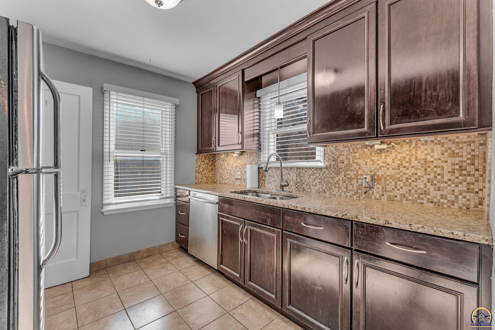 2011 Southwest High Avenue Topeka, KS 66604 - Photo 8 of 27