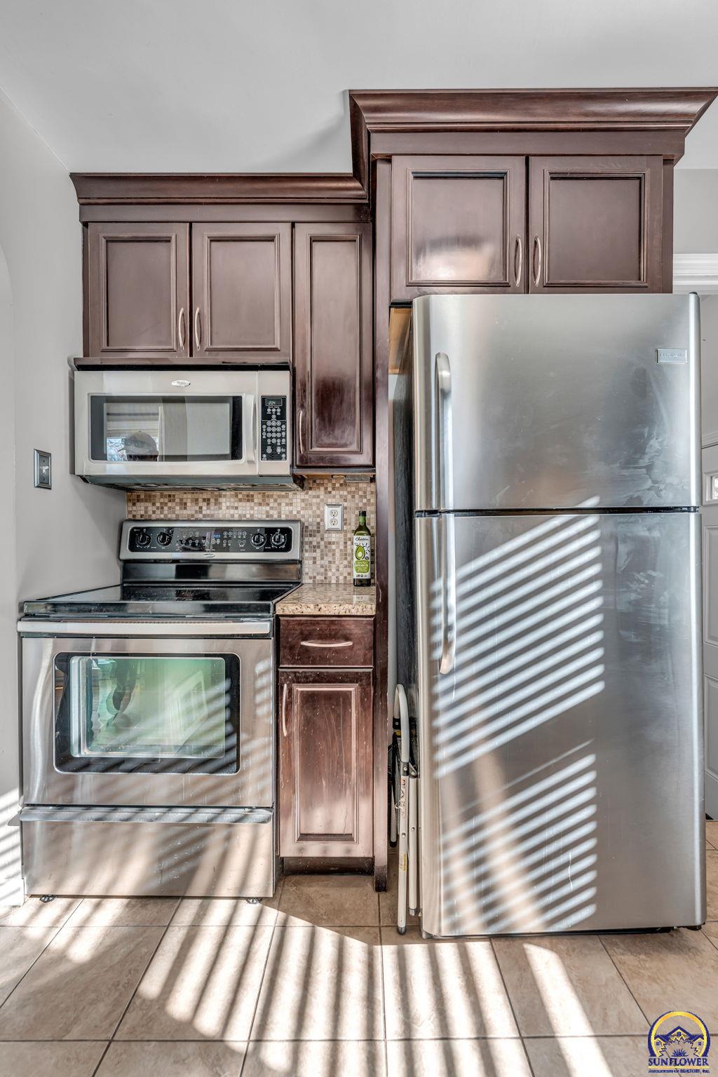 2011 Southwest High Avenue Topeka, KS 66604 - Photo 9 of 27