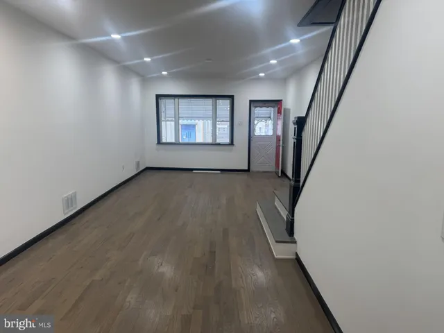 a view of livingroom and hardwood floor