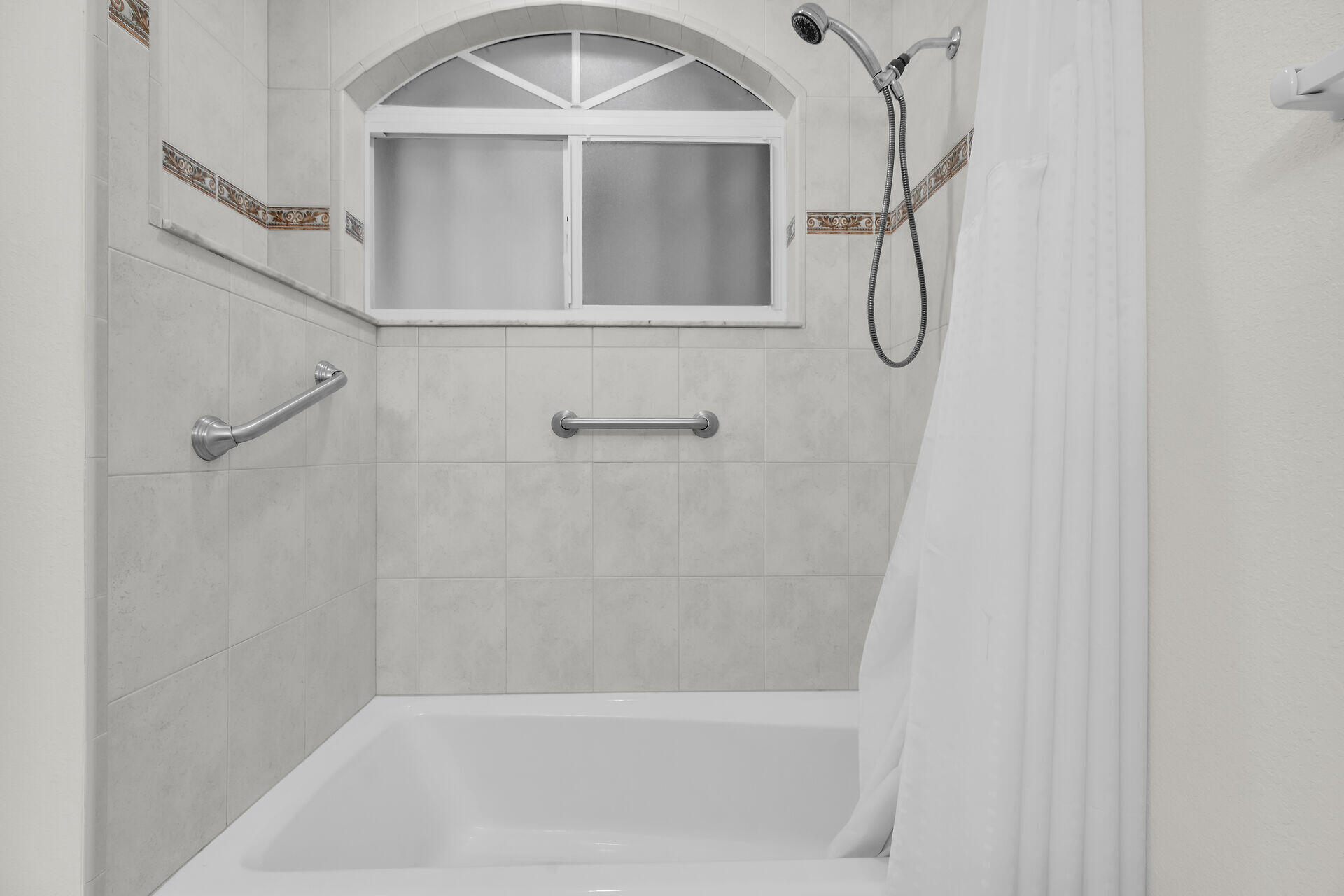 85 Ocean Shores Drive Key Largo, FL 33037 - Photo 58 of 77 a bathroom with a bathtub