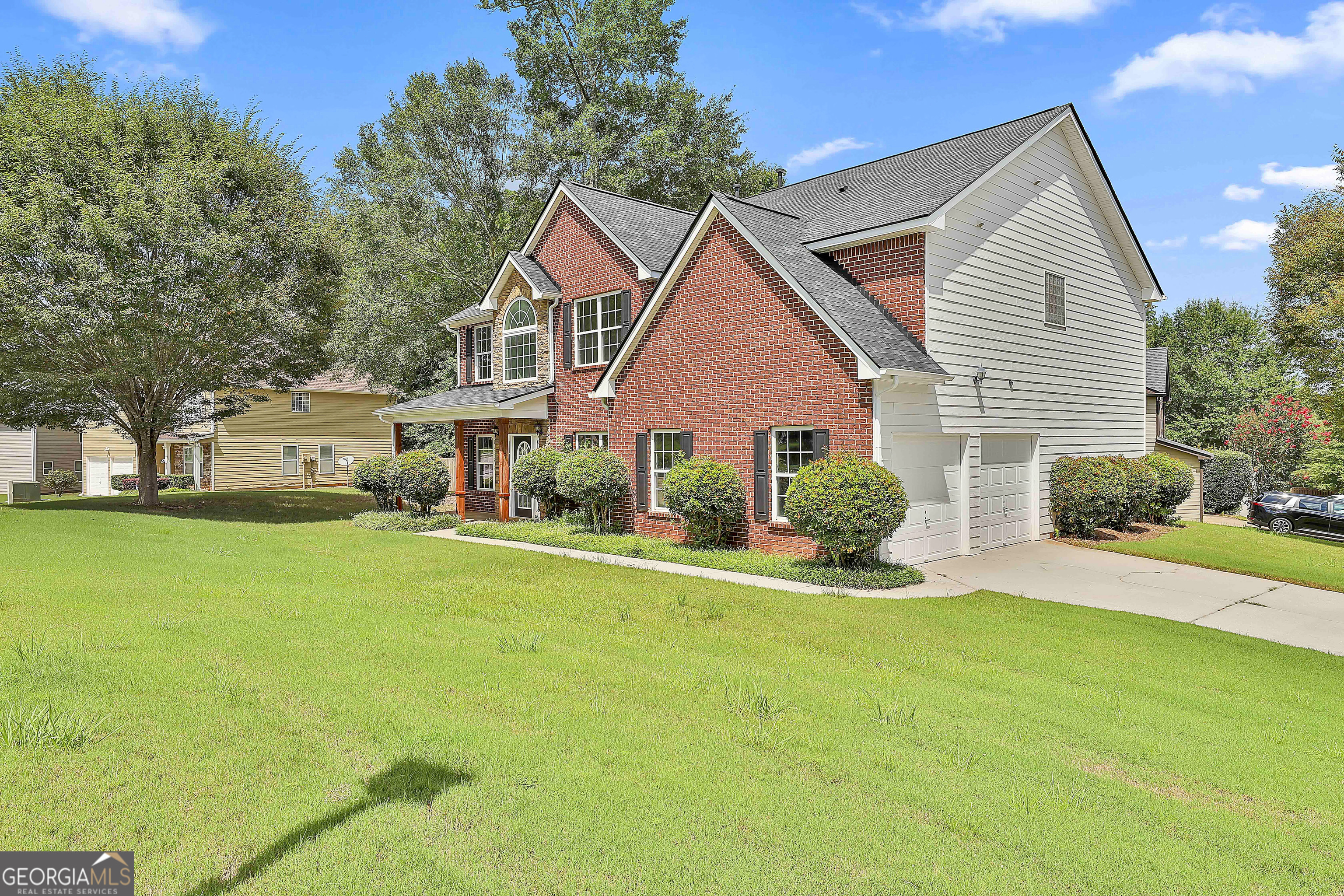 28 Fox Ridge Drive Newnan, GA 30265 - Photo 4 of 47 a front view of a house with a yard and garage