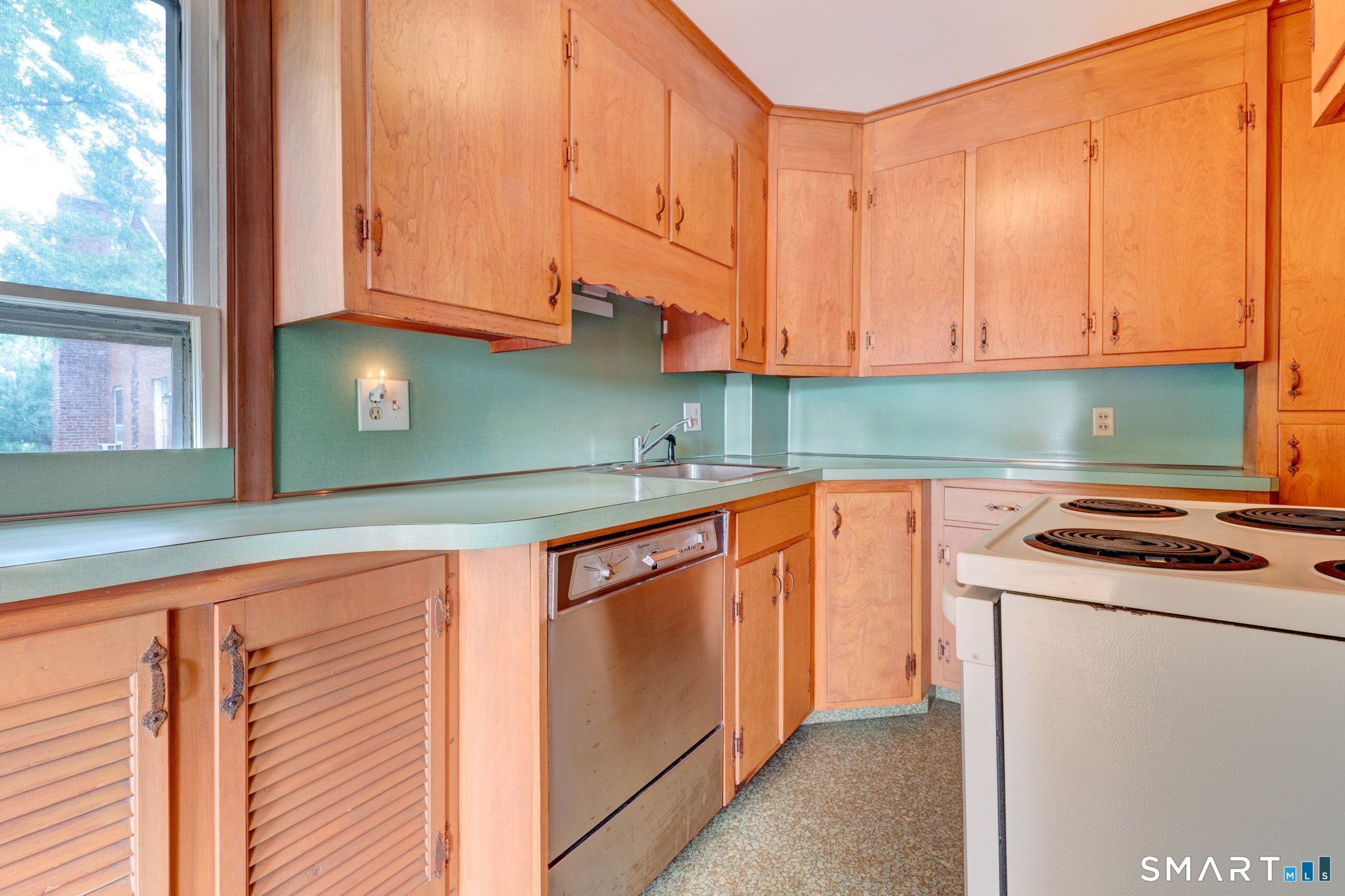 840 Worthington Ridge Berlin, CT 06037 - Photo 30 of 40 Kitchenette upper level unit (photo 2023)