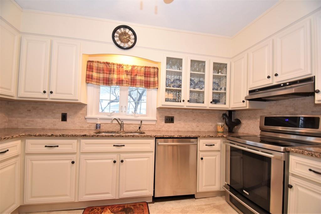 44 Thaxter Road Newton, MA 02460 - Photo 5 of 24