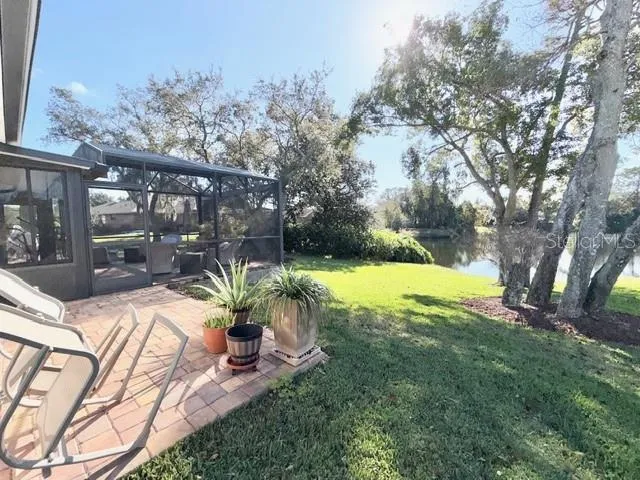 a view of a backyard