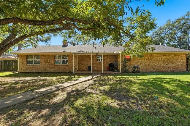 a view of a backyard