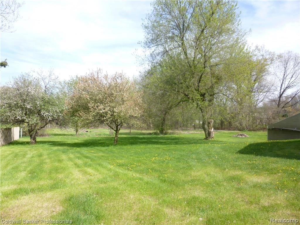 9460 North Eston Road Clarkston, MI 48348 - Photo 6 of 30 BEAUTIFUL BACKYARD