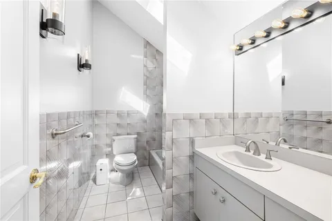 $1,799,999 | 35 River Run, East Greenwich, RI 02818