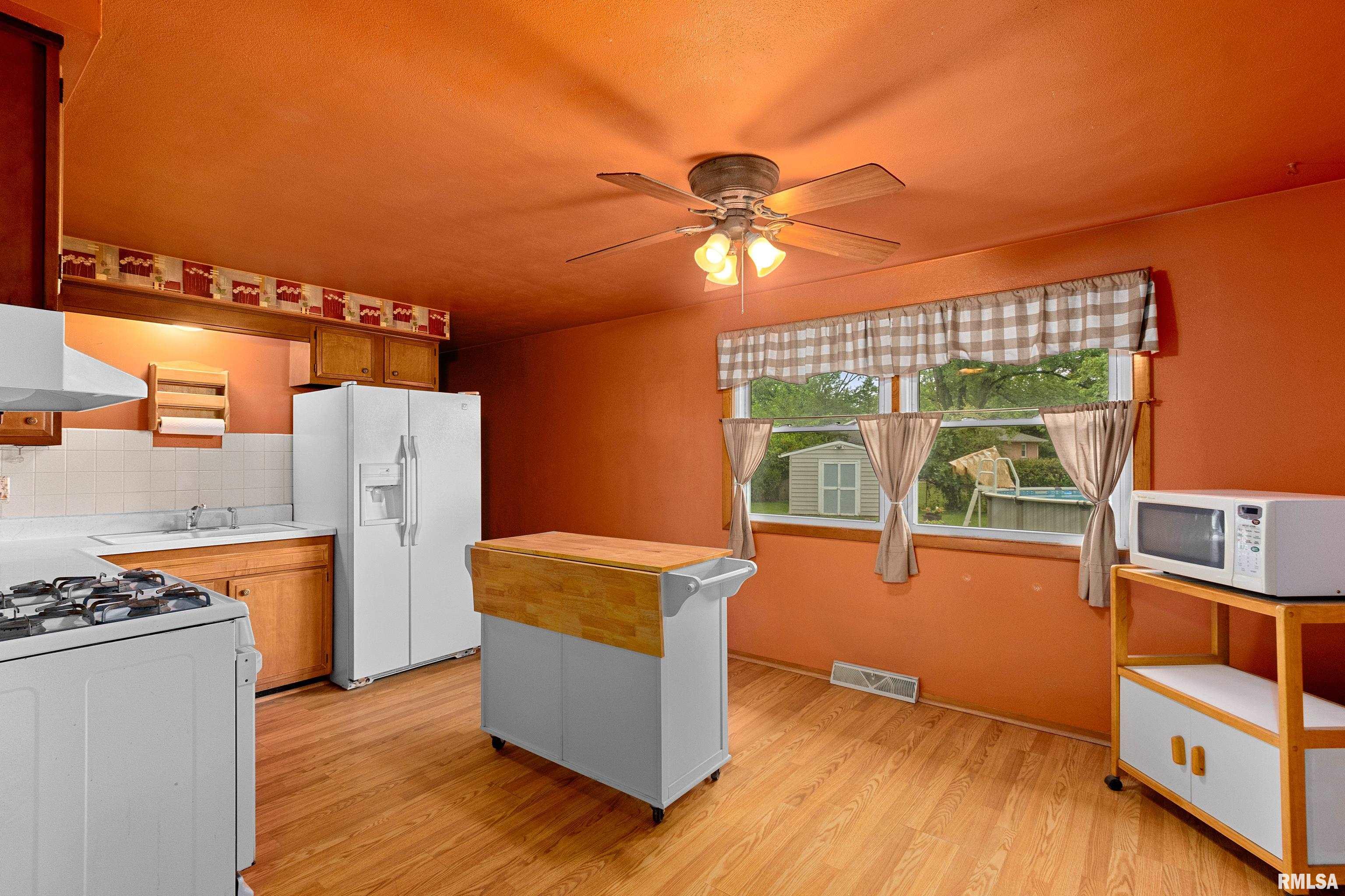 2825 Deveron Circle Pekin, IL 61554 - Photo 18 of 36