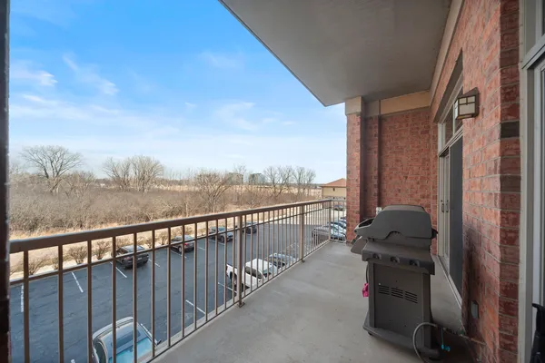 $427,900 | 100 Prairie Park Drive, Unit 207, Wheeling, IL 60090