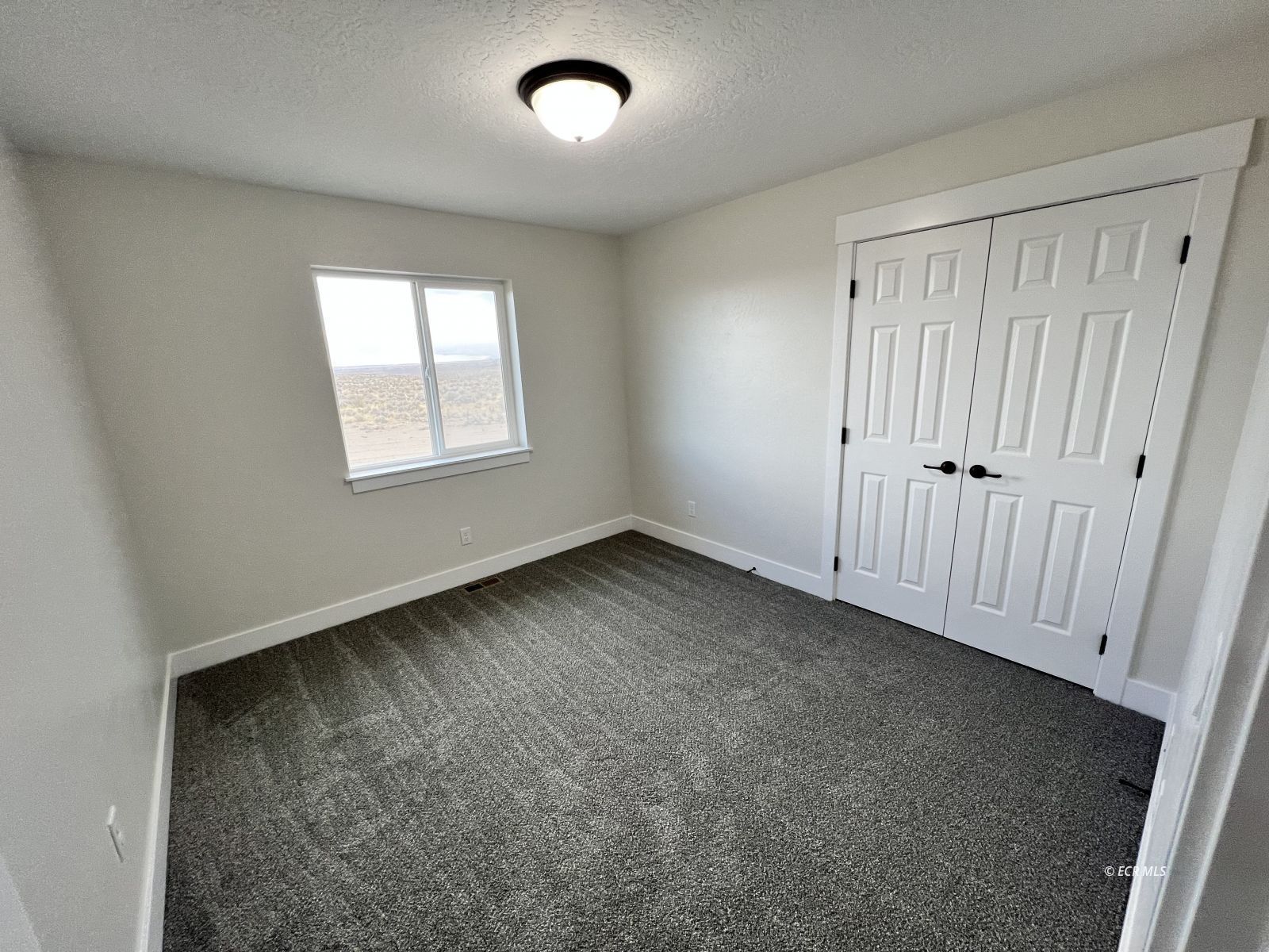 625 Sun Vly Road Spring Creek, NV 89815 - Photo 20 of 38 an empty room with a window