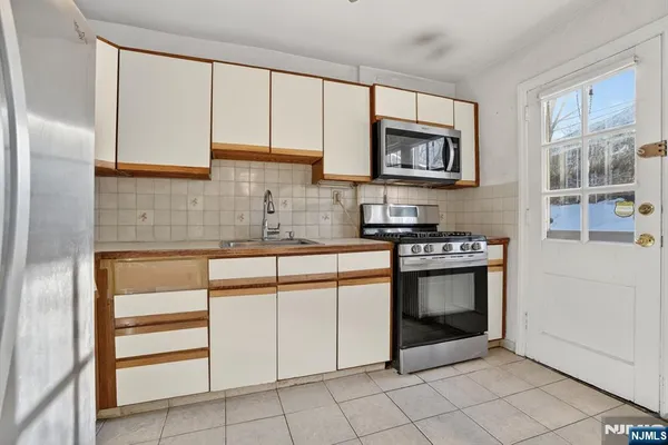 $129,900 | 145 River Drive, Elmwood Park, NJ 07407
