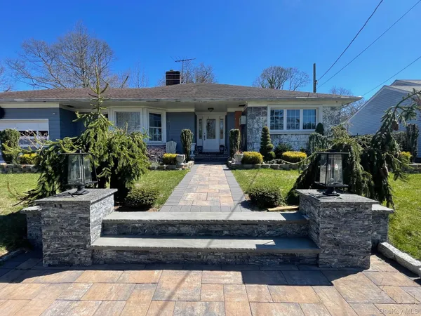 $799,000 | 7 Willowbrook Lane, Freeport, NY 11520