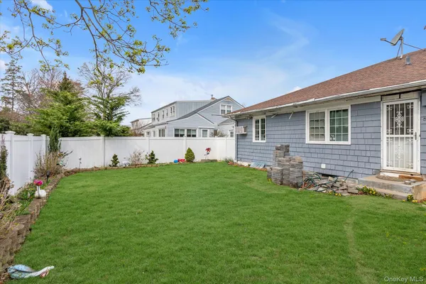 $799,000 | 7 Willowbrook Lane, Freeport, NY 11520